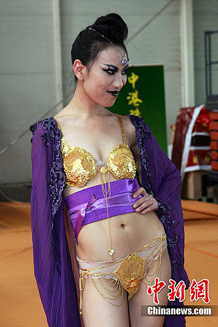 黄金内衣高清图片_高清内衣美女