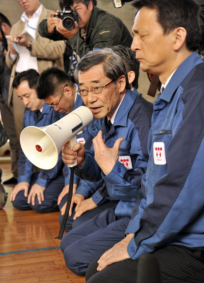 董事长下跪_男人下跪图片