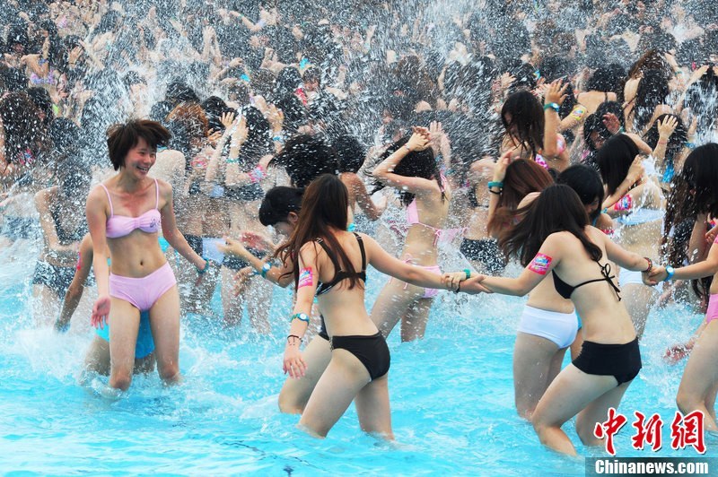 比基尼<em>少女</em>在水上乐园排出happy字样 - 娱乐八