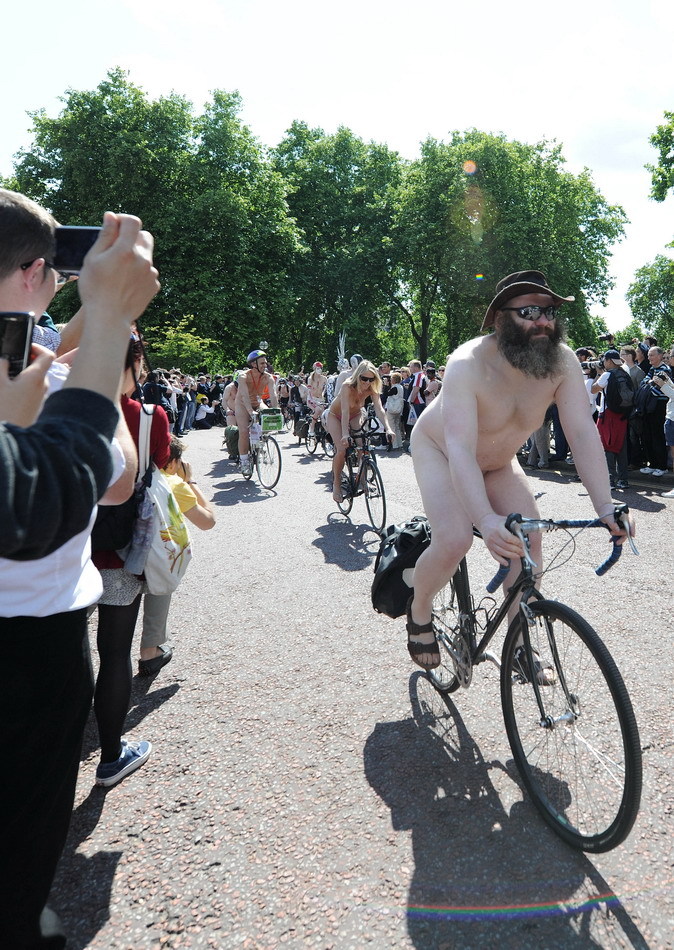 裸體騎行活動︰上千名參與者騎車穿過倫敦市中心(組圖.慎)