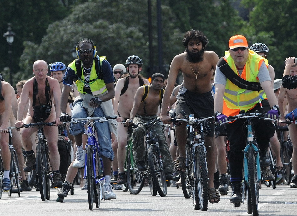 裸體騎行活動︰上千名參與者騎車穿過倫敦市中心(組圖.慎)