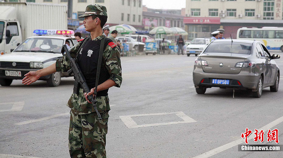 河北武警持冲锋枪追捕越狱逃犯