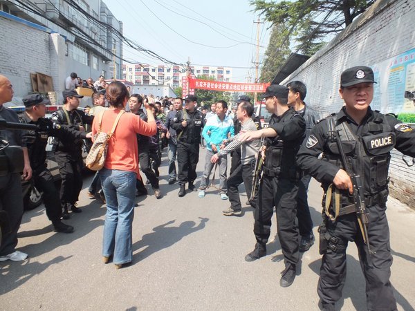 河南记者遇害案凶手指认现场