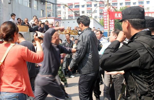 河南记者遇害案凶手指认现场