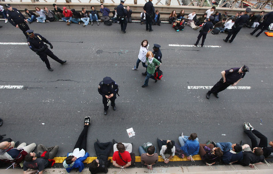 反華爾街示威蔓延至美國多個城市 警察用橙色網抓人(組圖)