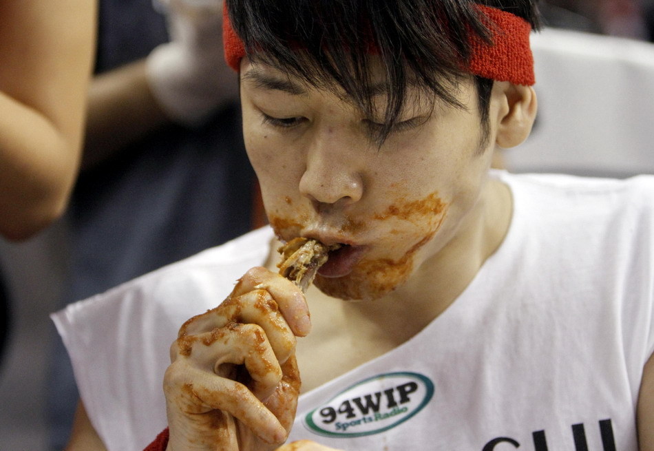 日本大胃王半小时内狂吞337只鸡翅创纪录