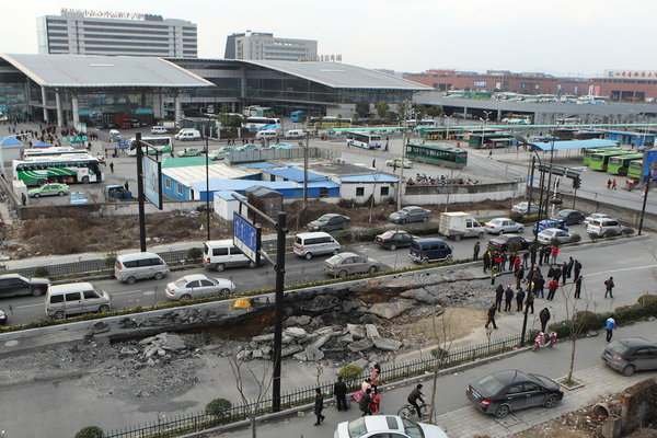 2月27日,杭州汽车客运中心附近一马路出现路面坍塌,坍陷面积约...图片 106134 600x400