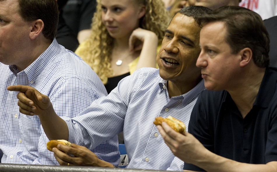 奥巴马邀卡梅伦观看篮球赛场边大吃热狗
