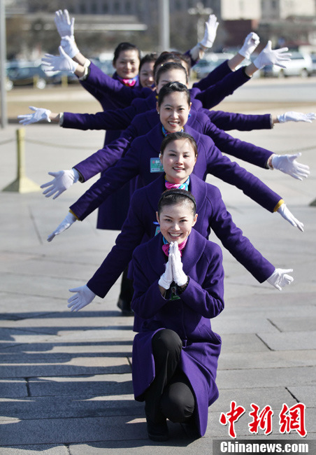 两会车队引导员摆千手观音造型合影 - 新闻中心
