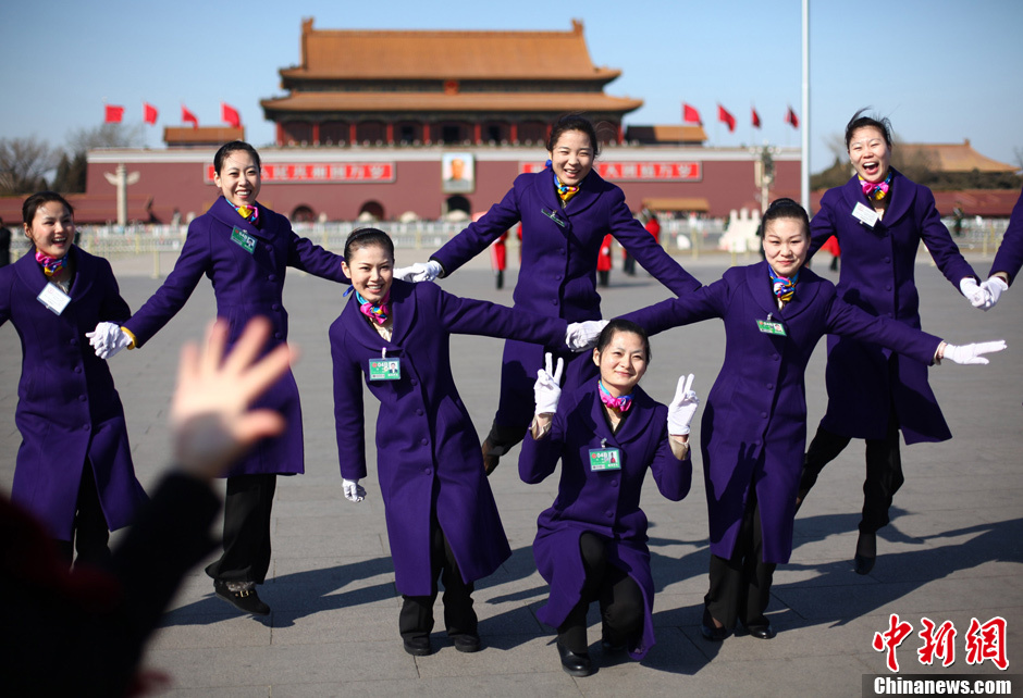 两会车队引导员摆千手观音造型合影 - 新闻中心