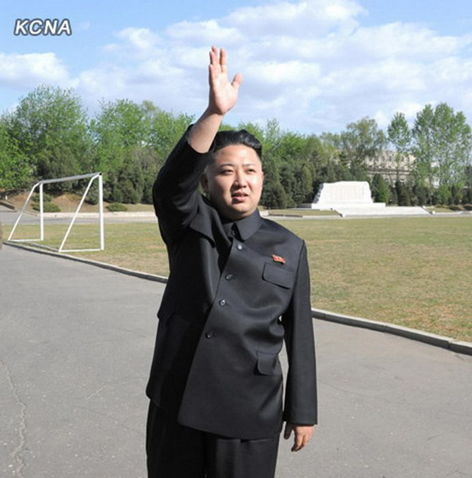 金正恩向战士们招手致意