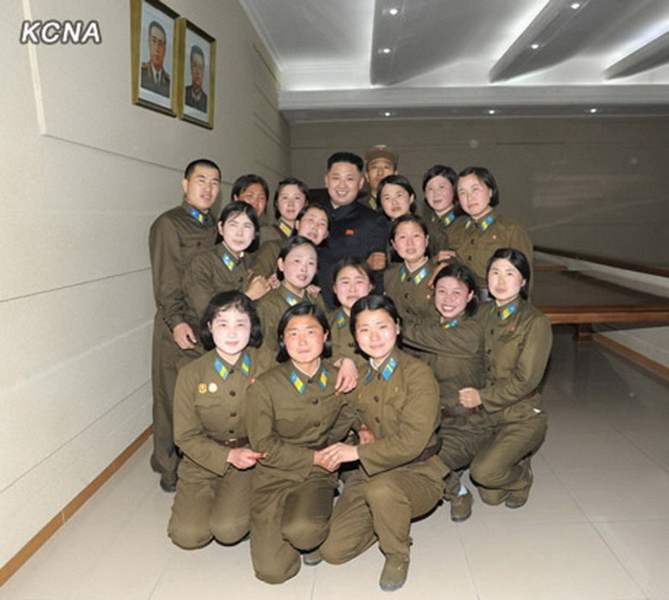 金正恩视察空军指挥部 女兵流泪簇拥