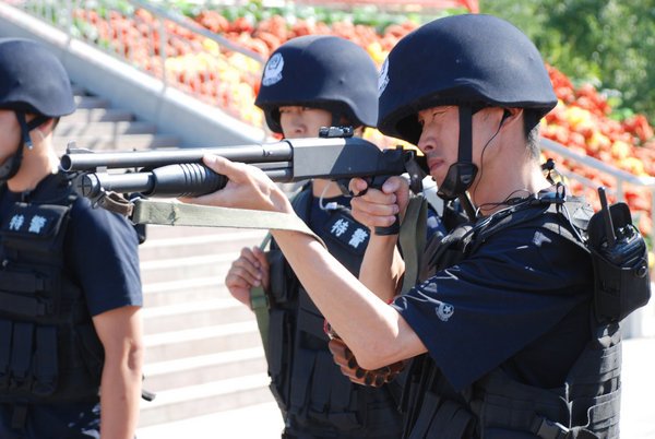 新疆精河县举行维稳处突演练