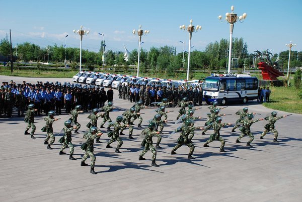 新疆精河县举行维稳处突演练