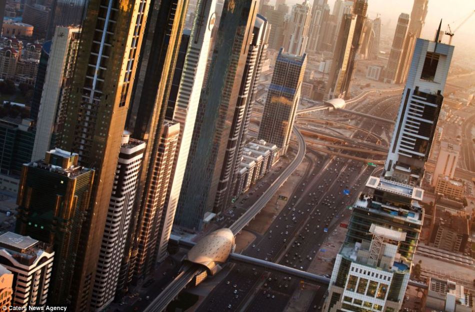俄罗斯青年登上最高楼迪拜塔俯拍城市(高清组图)_上海汽车论坛_XCAR 爱卡汽车俱乐部