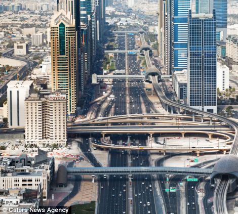 俄罗斯青年登上最高楼迪拜塔俯拍城市(高清组图)_上海汽车论坛_XCAR 爱卡汽车俱乐部