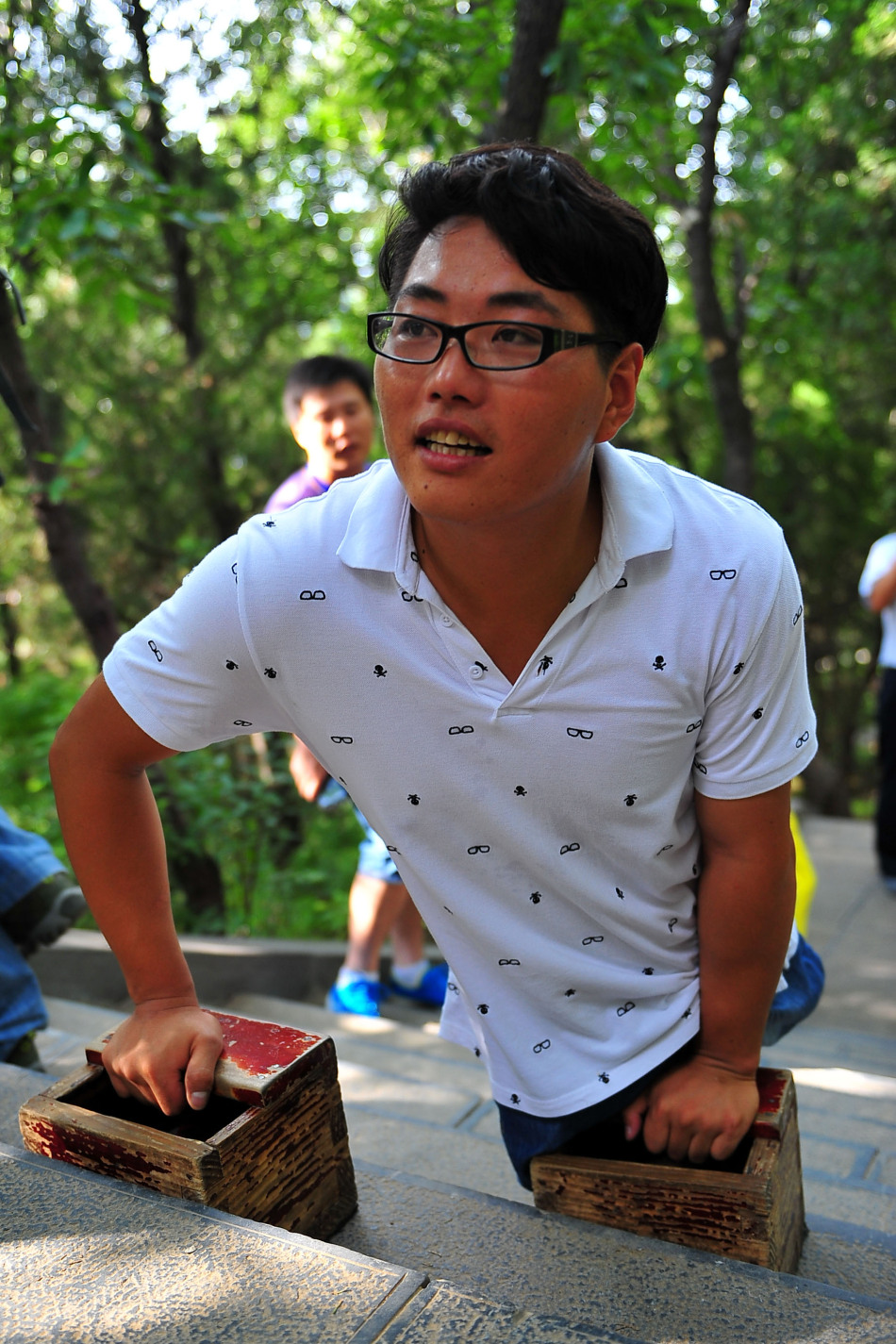 无腿男子靠双臂爬上嵩山_高清图集_新浪网