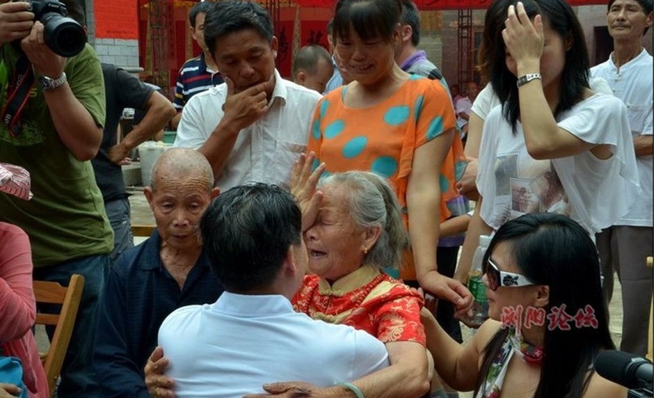 北大校长周其凤下跪为母祝寿_看图说事_民主与法制网