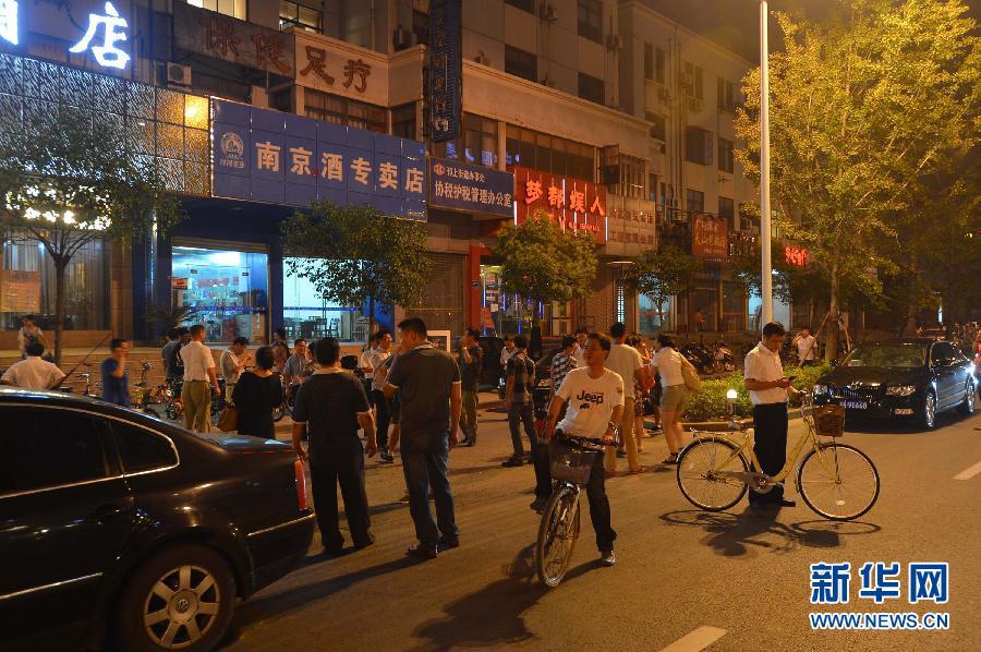 江苏高邮宝应4.9级地震市民上街躲避 - 新闻中