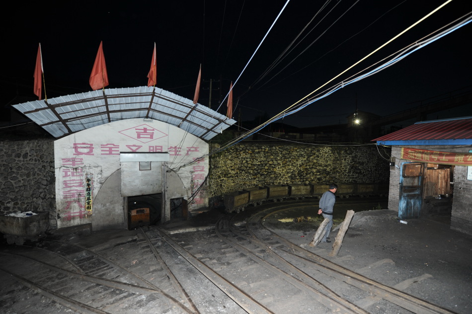 白山区总人口_贫困山区的孩子图片