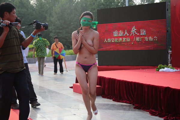 裸体环保志愿者大闹人参发布会