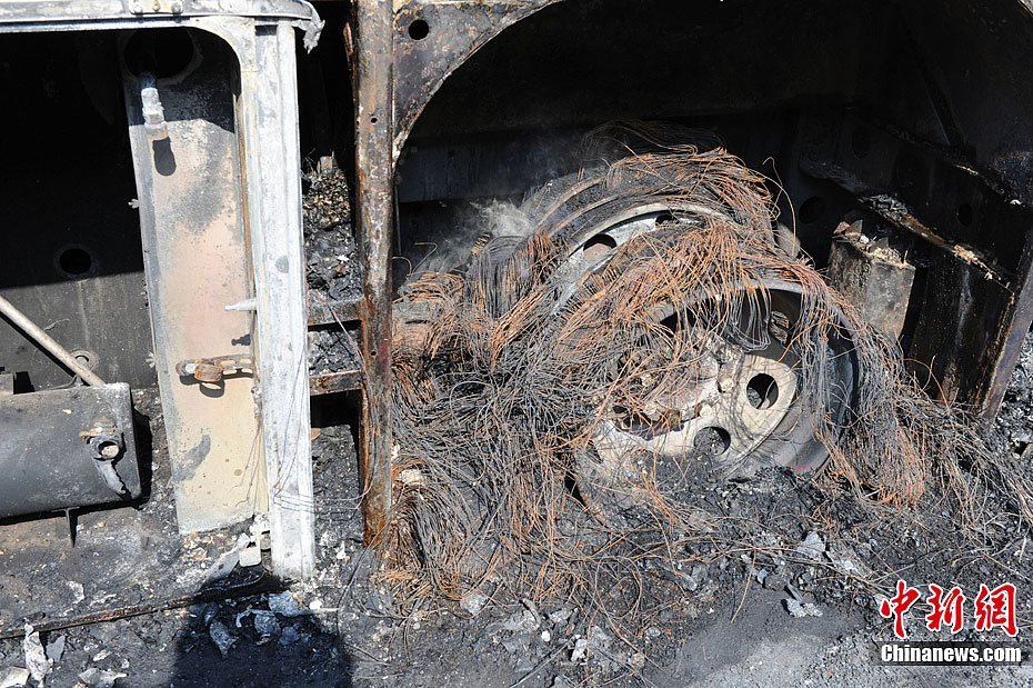 延安清理特大交通事故现场