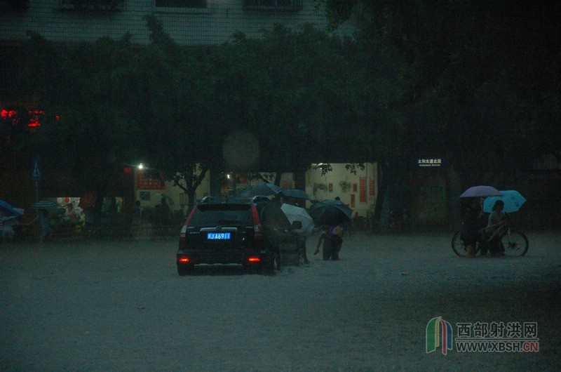 四川遂宁射洪县遭遇特大暴雨袭击全城瘫痪