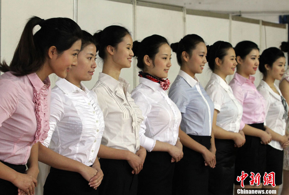 东航高校招空乘 应聘者短裙丝袜上阵_高清图集_新浪网