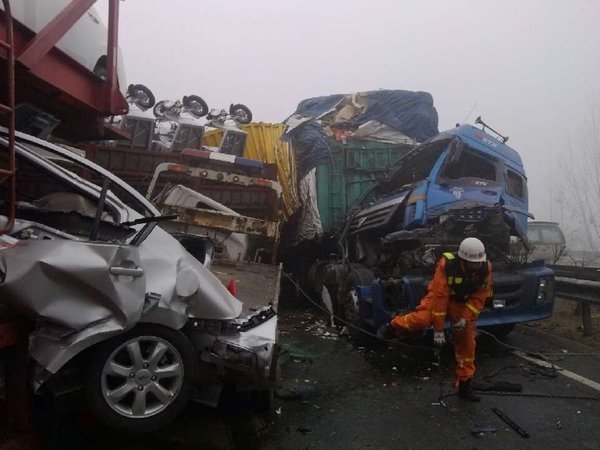 收费站货车追尾 2841_211580_450401.jpg