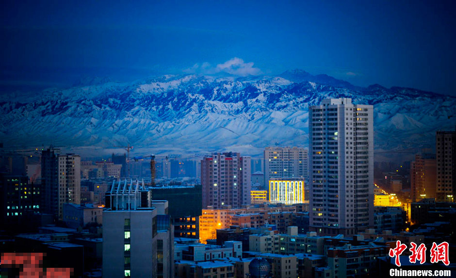 乌鲁木齐华灯与天山雪景交相辉映