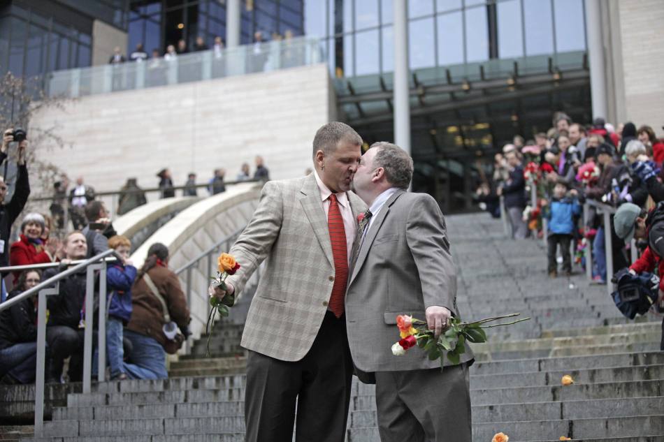 数百对同性伴侣在美国华盛顿领结婚证