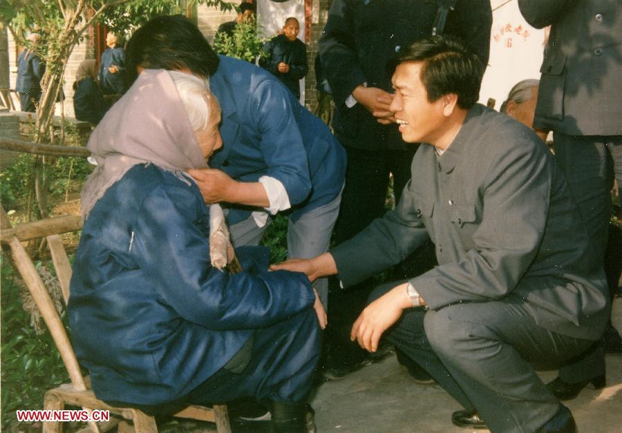 张德江到河南农村看望百岁老人