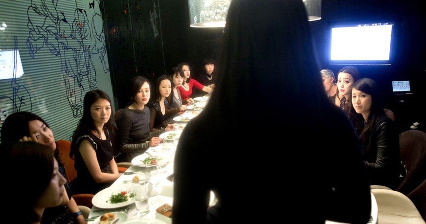 香港27岁富家女何佩嵘开办<em>淑女训练班</em> 学费