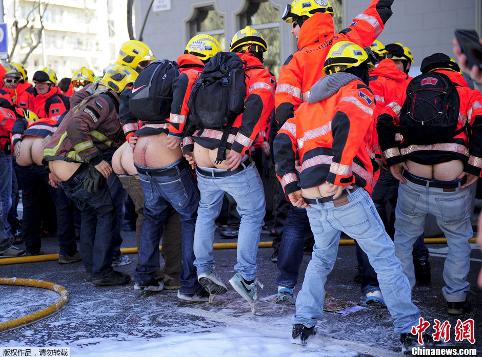 西班牙消防员露屁股抗议政府削减预算_珠三角