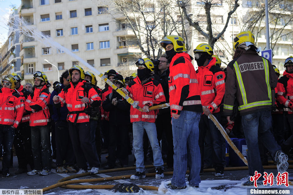 西班牙消防员露屁股抗议政府削减预算_珠三角
