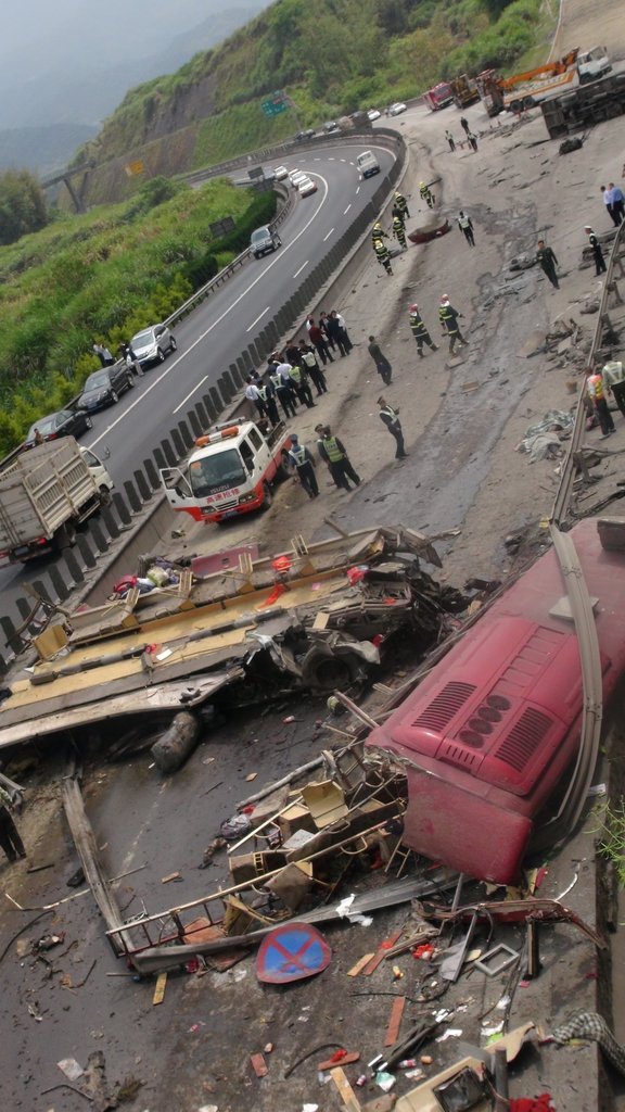 高清图:厦蓉高速发生重大交通事故已致11死
