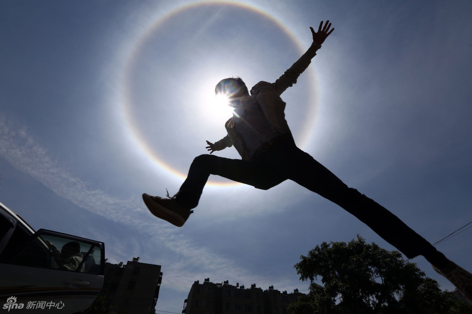 云南昆明现巨型 日晕  市民拍照有新意-新闻中心