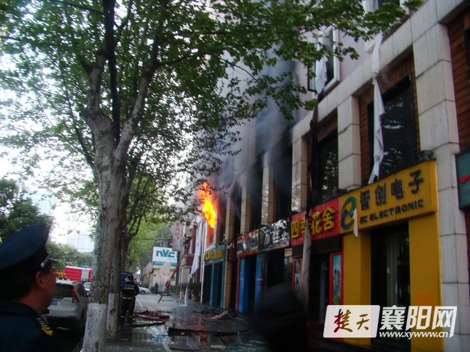 樊城市人口_夜晚城市图片(2)