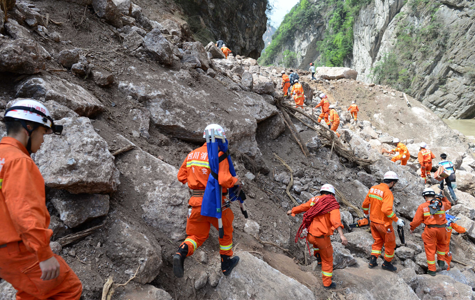 四川雅安地震12小时全记录 - 新闻中心 - 佛山信