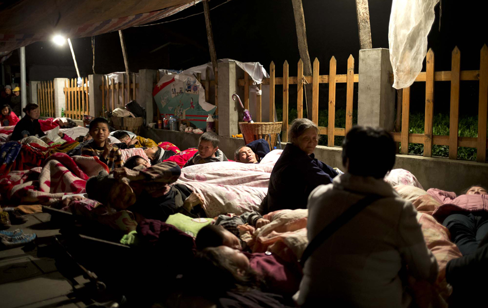 四川雅安地震12小时全记录 - 新闻中心 - 佛山信