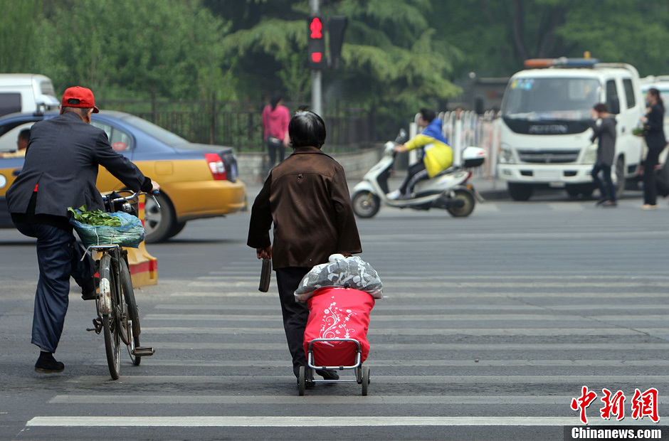 北京整治“闯红灯” 仍有行人横穿马路