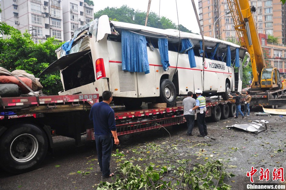 重庆载31人客车坠桥已致1死4伤