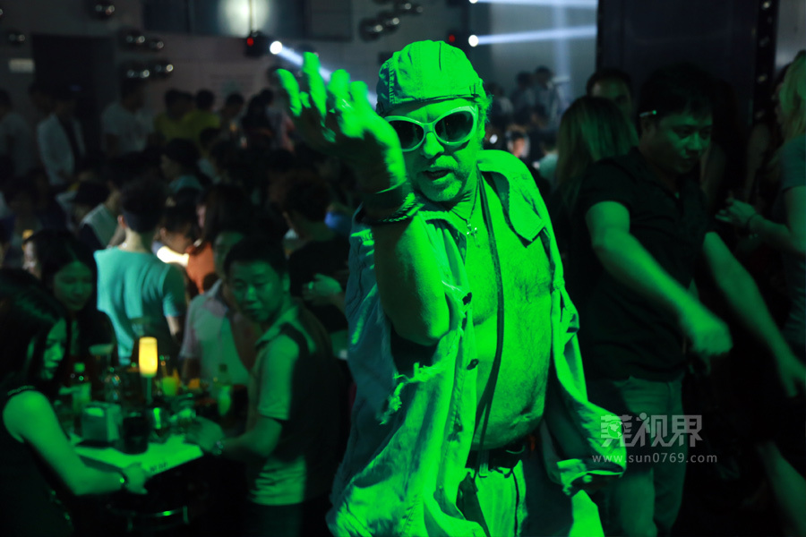 实拍东莞酒吧火爆夜生活