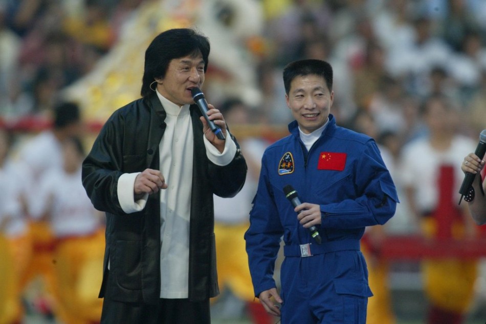 走出回收舱的中国航天员 - 新闻中心 - 佛山信息