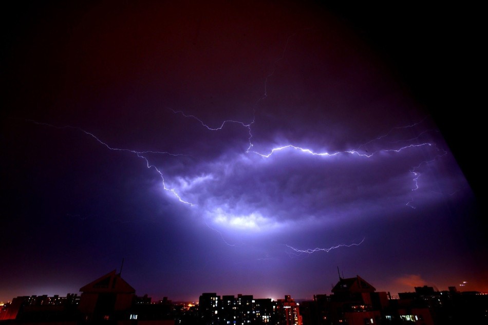 北京遭遇雷雨天气 闪电划破夜空