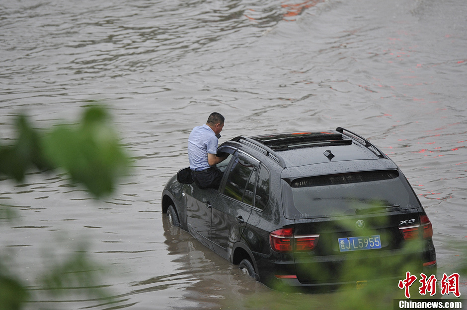 太原遭遇暴雨袭击 市区行车如行船
