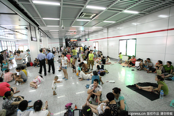 点击图片查看详情 杭州市 农民工 人口_杭州火车东站工地降半旗 民工代表为灾区同胞默哀