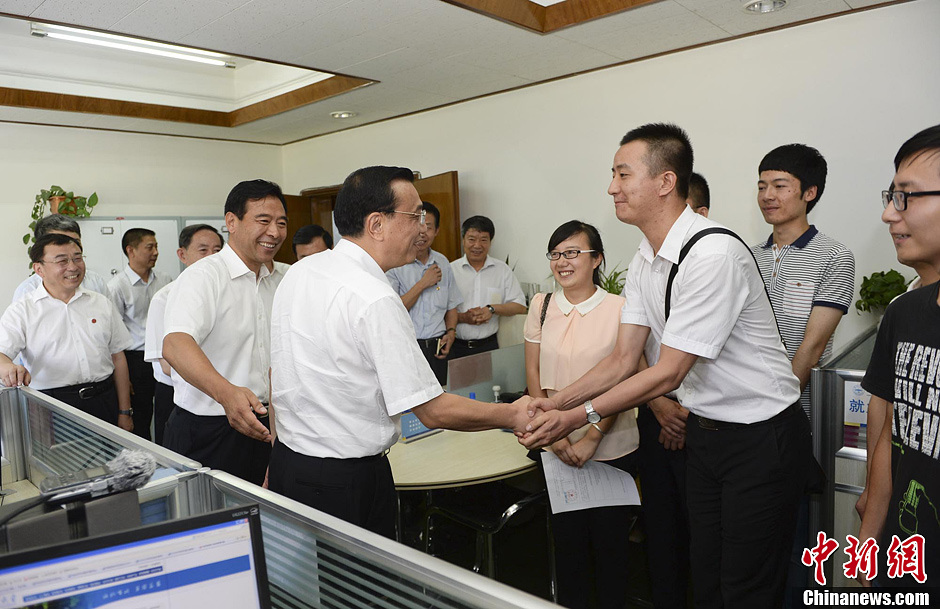 李克强考察甘肃地震灾区及兰州民营企业 - 新闻