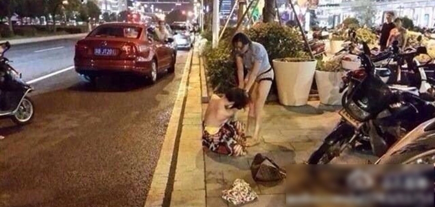 无锡闹市街头原配狂殴小三