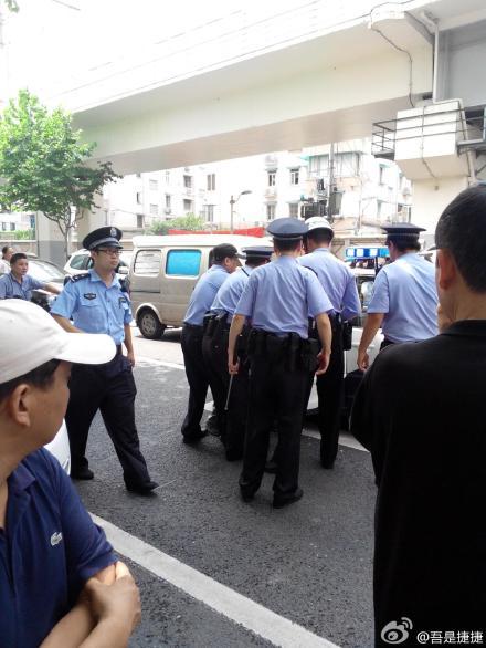 上海男子挥刀行凶民警开枪将其控制